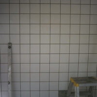 Totalrenovering af fliser i offentligt toilet.