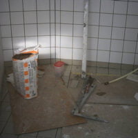 Totalrenovering af fliser i offentligt toilet.