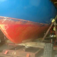Afrensning og maling af båd