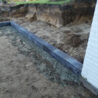 Udgravning og opførsel af støttemur